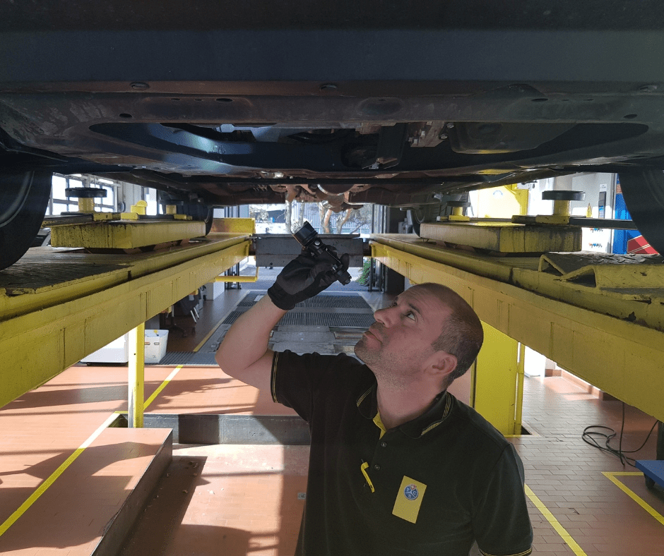 Prenez rendez-vous pour un de nos contrôle technique. Deux professionnels sont également à votre disposition pour un nettoyage premium de votre voiture.