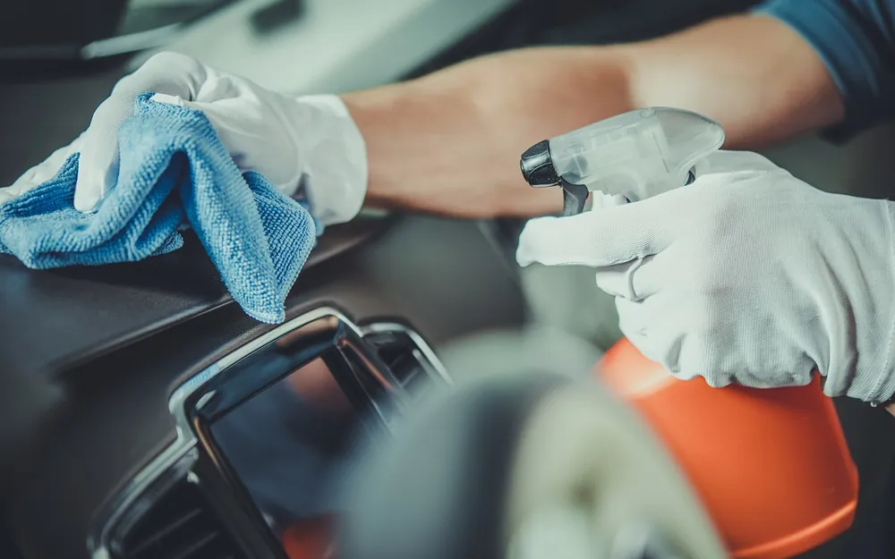 travailleur qui nettoie l&#039;intérieur d&#039;un véhicule de manière professionnelle