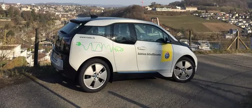 SH Verkehrspolizei unterwegs mit TCS e-Car