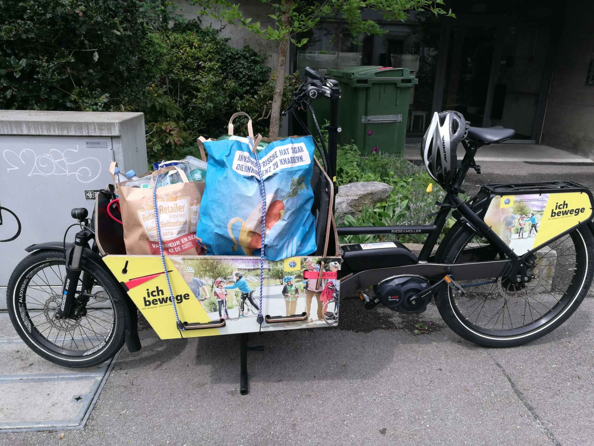 Mitglieder helfen Menschen im dritten Alter
