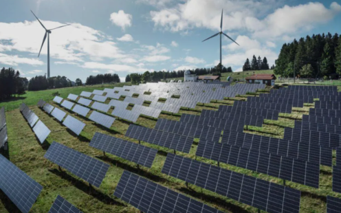 Kombiführung Sonnenkraft und Windturbine auf dem Mont-Soleil