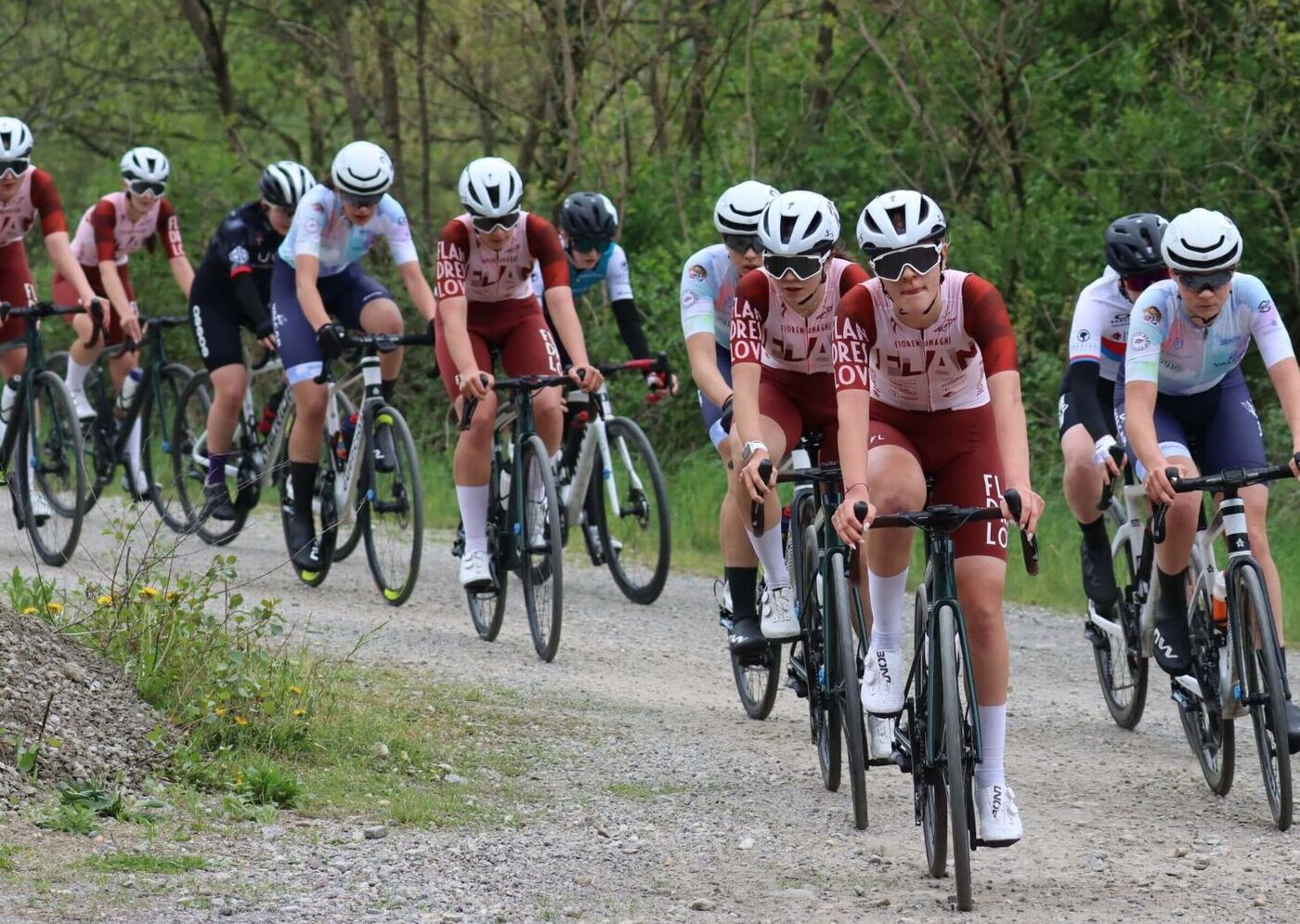 Le atlete della categoria Frauen FB all’uscita della sezione di sterrato dell’Inferno di Cresciano.