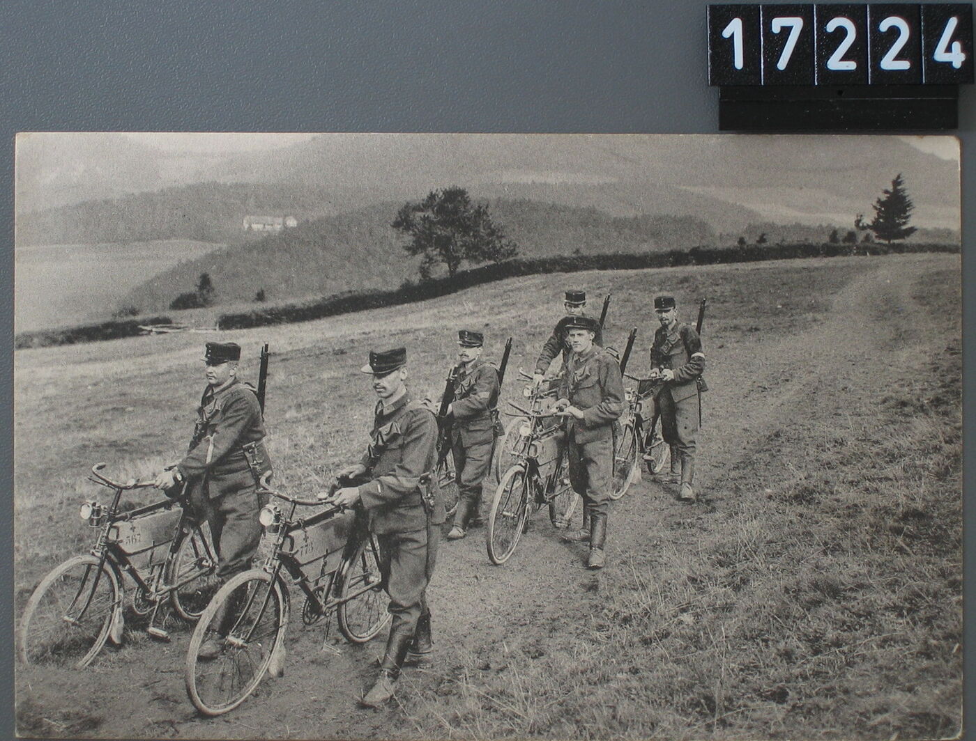 Esercito svizzero, truppa ciclistica con biciclette militari