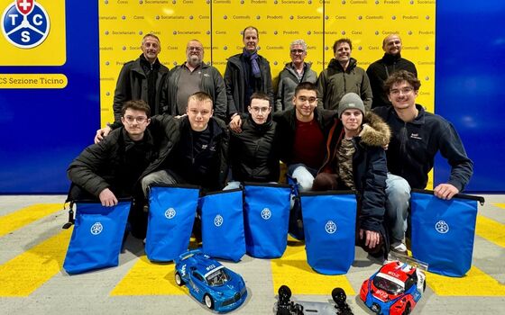 Ragazzi del progetto auto a idrogeno della SAM