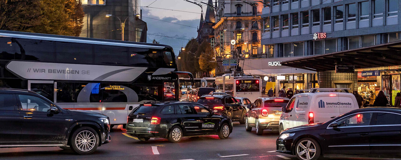 Abendverkehr in der Stadt Luzern Abendverkehr in der Stadt Luzern