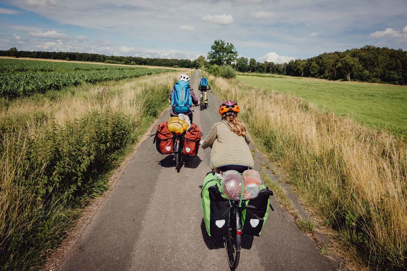 Familie ist startklar für die Velotour mit gepackten Velos