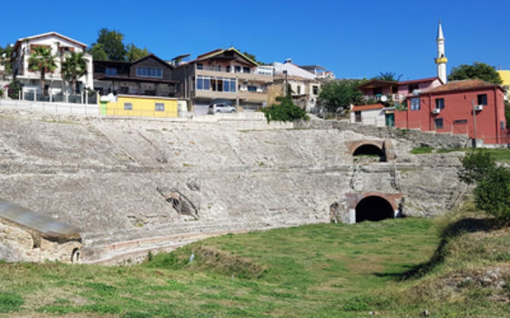 L’amphithéâtre de Durrës, situé au cœur de la ville et qui a été découvert par hasard grâce à un projet de construction de cave à vin Weinkellers zufällig entdeckt wurde 