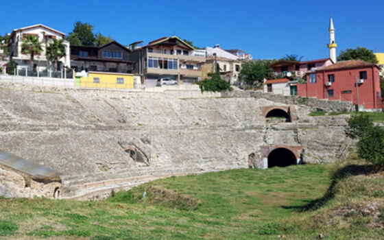 Mitten in der Stadt das Amphitheater von Durrës, das durch den geplanten Bau eines Weinkellers zufällig entdeckt wurde 