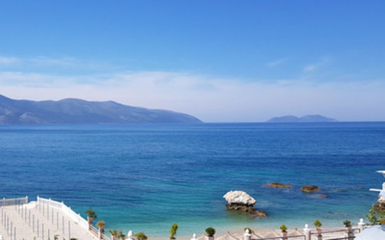 Vue depuis Vlorë vers l’ouest sur la baie de Valona et la mer Adriatique