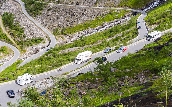 Autos und Wohnmobils fahren auf einer Passstrasse rauf und runter