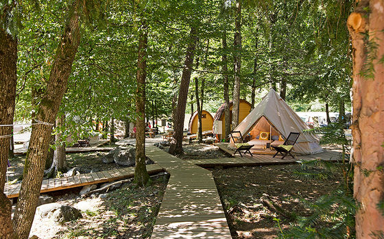 Village de tentes dans la forêt - TCS Camping Gordevio