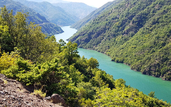 une vue somptueuse sur la rivière Drin