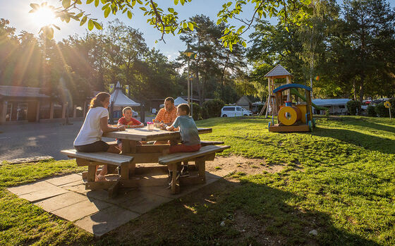 Familie auf dem TCS Campingplatz