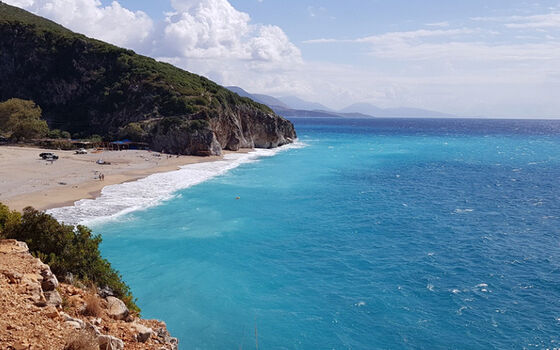 La plage de Gjipe, accessible uniquement avec un bon véhicule tout-terrain ou à pied