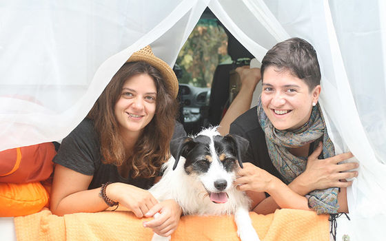 Stephanie et Sarah avec leur chien Filou