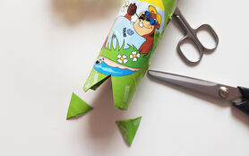 5. En bas du rouleau, découper deux triangles. C’est là que rouleront les billes qui tombent. Par conséquent, toutes les billes doivent pouvoir passer.