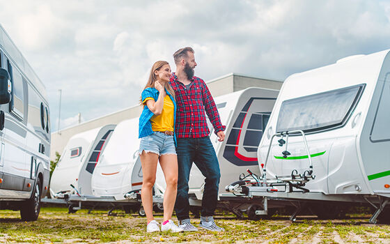 Un couple achète une nouvelle caravane