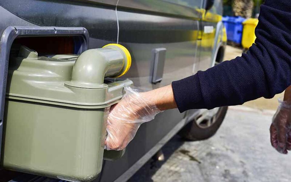Wie funktioniert und wie reinige ich die Campingtoilette? - TCS Schweiz