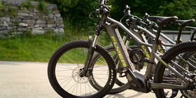 Drei E-Mountainbikes auf dem Campingplatz.