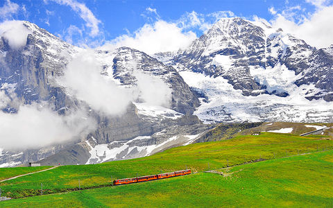 Zahnradbahn auf das Jungfraujoch inmitten der Alpen