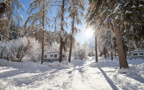 Wintercamping - Wohnwagen im Schnee