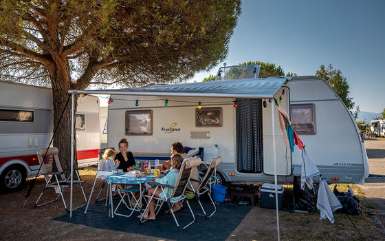 Familie geniesst die Campingferien im Wohnwagen