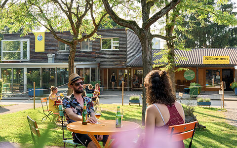 Ein Paar geniesst ein kühles Getränk auf der Restaurant Terrasse