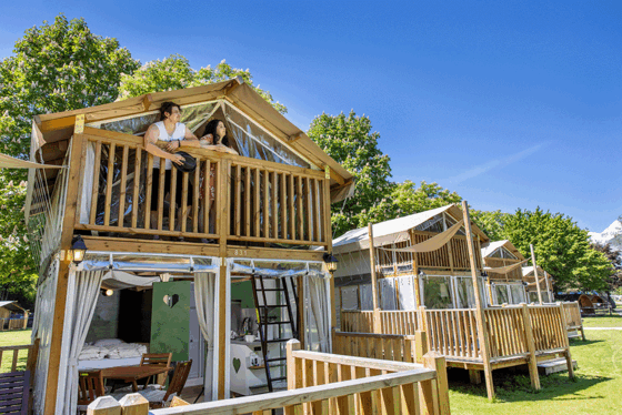 Glamping, einfach eine fertig eingerichtete Unterkunft auf dem Campingplatz mieten