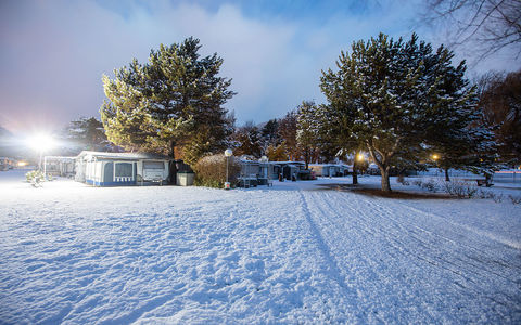 Wohnwagen im Schnee auf dem TCS Camping in Sion