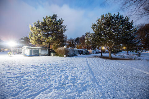 Caravane dans la neige au TCS Camping à Sion