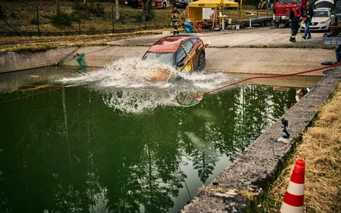 Crash test dans l&#039;eau : comment se sauver d&#039;une voiture qui coule ?