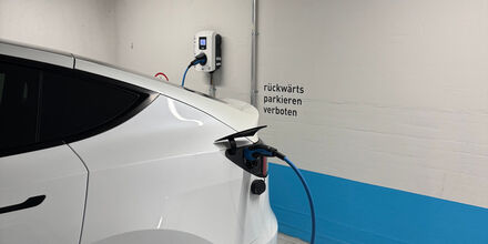 «Divieto di parcheggiare in retromarcia» è un retaggio dell'era dei motori a combustione.
Poco pratico per la maggior parte delle auto elettriche.