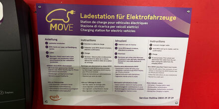 Istruzioni esemplari in quattro lingue nel parcheggio della Bern Expo.