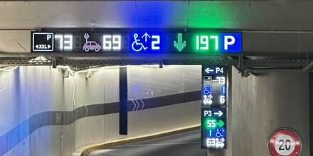 L'esemplare sistema di orientamento nel parcheggio Hohe Promenade
indica all'ingresso il numero di posti liberi disponibili.