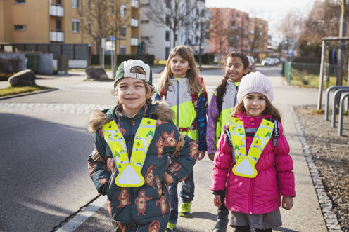 Achtung Schulanfang. Halten Sie bitte ganz an.