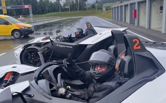 KTM X-Bow Schnupperkurs Schweiz Teilnehmer Fahrerlebnis