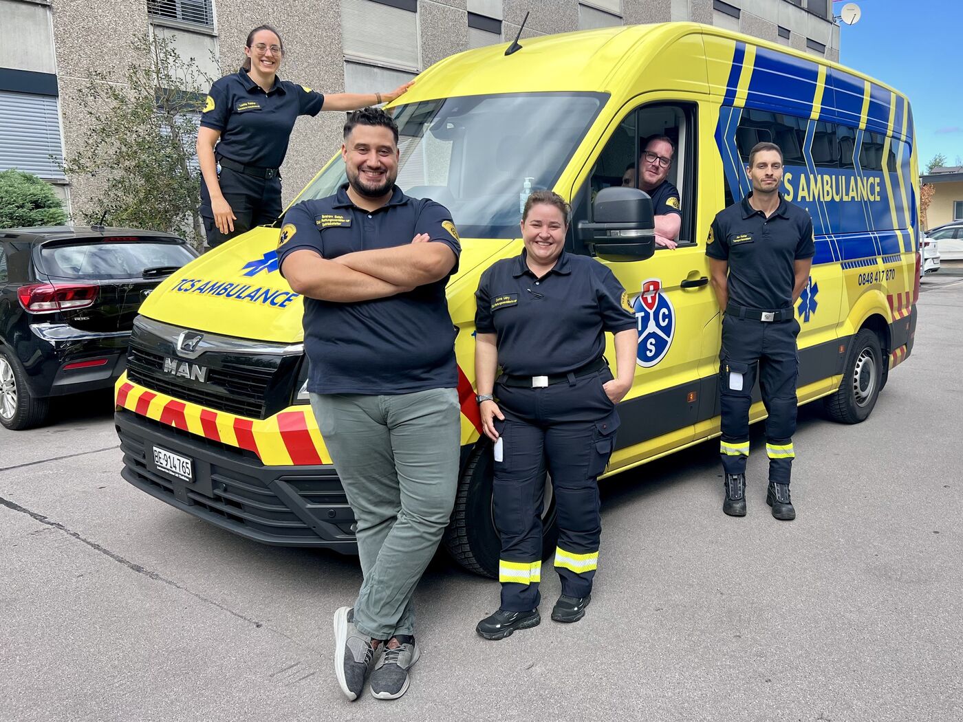 Ibrahim Salah et une partie de l'équipe TCS Ambulance Services Mittelland