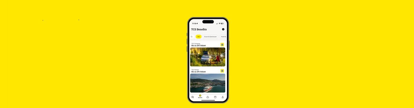 iPhone con l'app TCS aperta. Vengono visualizzati i vantaggi TCS, come lo sconto del 20% sui campeggi TCS.