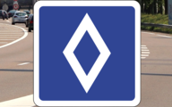 Segnale stradale: rombo bianco su sfondo blu