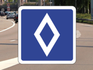 Segnale stradale: rombo bianco su sfondo blu