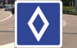 Verkehrszeichen: Weisse Raute auf blauem Grund