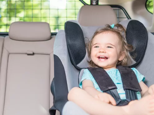 Seggiolino per bimbi e poggiatesta auto: come fare?