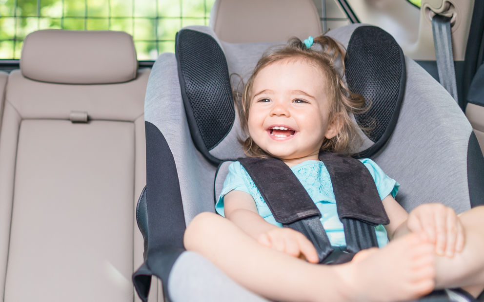 Kindersitze und Kopfstütze im Auto: wie geht man vor? - TCS Schweiz