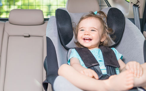 Kindersitze und Kopfstütze im Auto: wie geht man vor?
