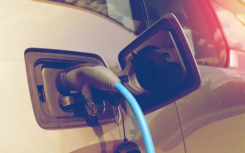 Elektroauto unterwegs günstig laden: Die wichtigsten Spartipps für Pendler und Ferienreisen