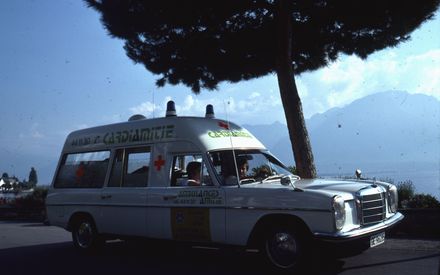 Ambulance pour le rapatriement de personnes après un accident ou une panne, années 1970