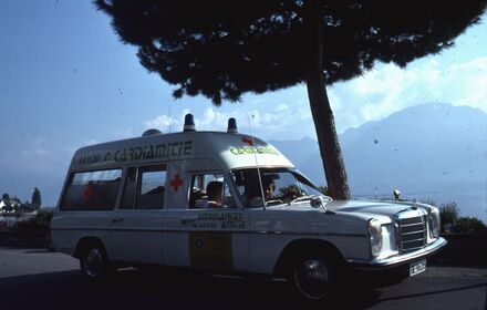 Ambulance pour le rapatriement de personnes après un accident ou une panne, années 1970