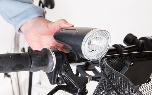 Comptage du TCS : la moitié des trottinettes et un tiers des vélos circulent sans éclairage conforme