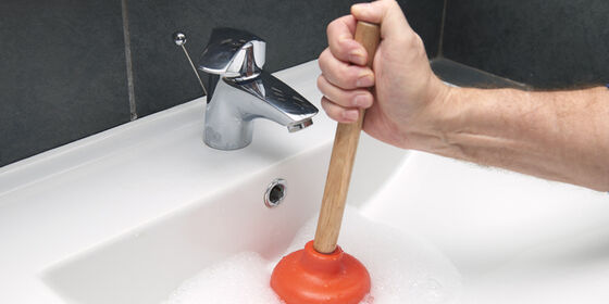 Abfluss Bad verstopft: Soforthilfe & Effektive Lösungen