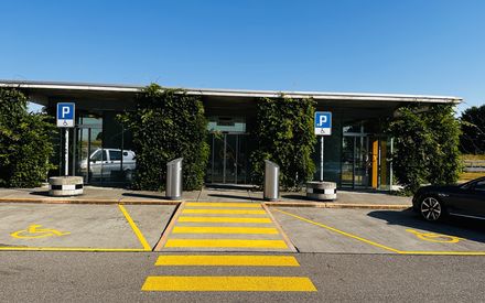 Rastplatz Hurst (Hindelbank): Behindertenparkplätze vor WC-Anlage